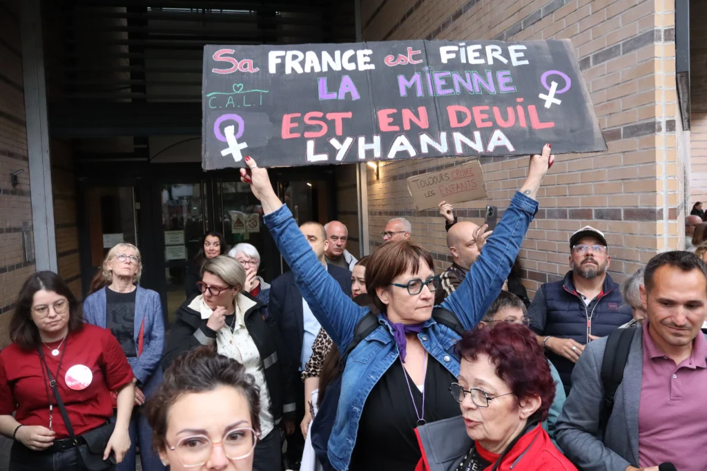 En images : à Dijon, 300 personnes rassemblées en hommage à Lyhanna