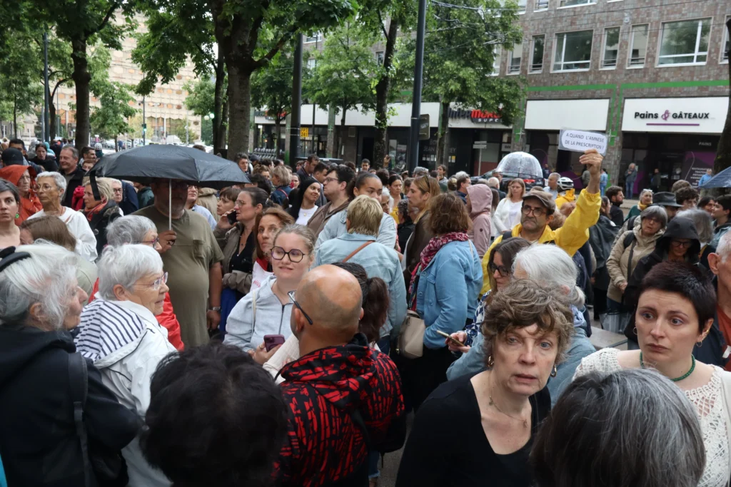 En images : à Dijon, 300 personnes rassemblées en hommage à Lyhanna
