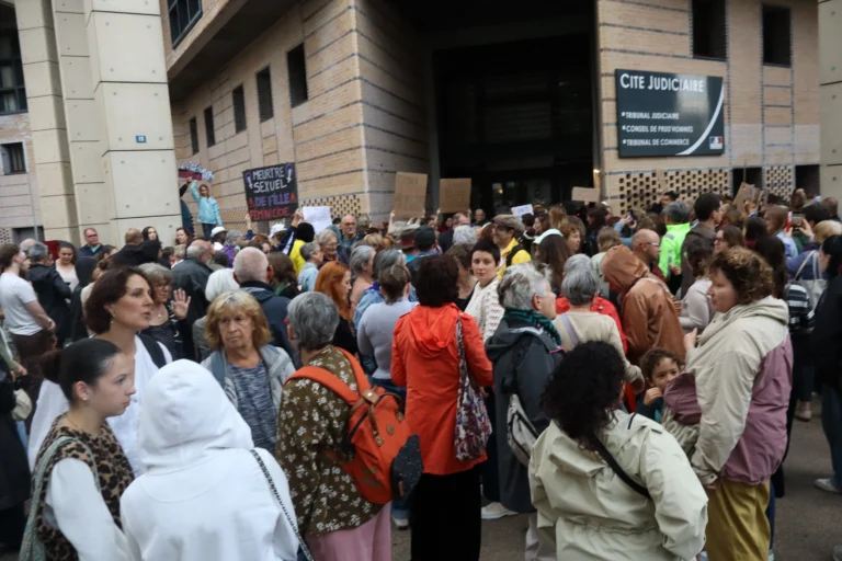 En images : à Dijon, 300 personnes rassemblées en hommage à Lyhanna