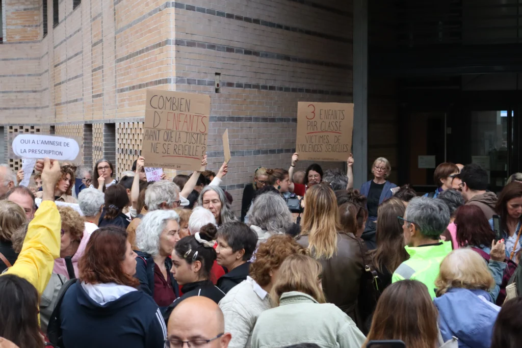 En images : à Dijon, 300 personnes rassemblées en hommage à Lyhanna