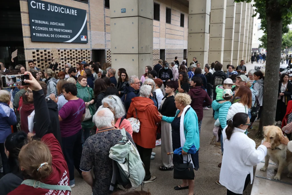 En images : à Dijon, 300 personnes rassemblées en hommage à Lyhanna