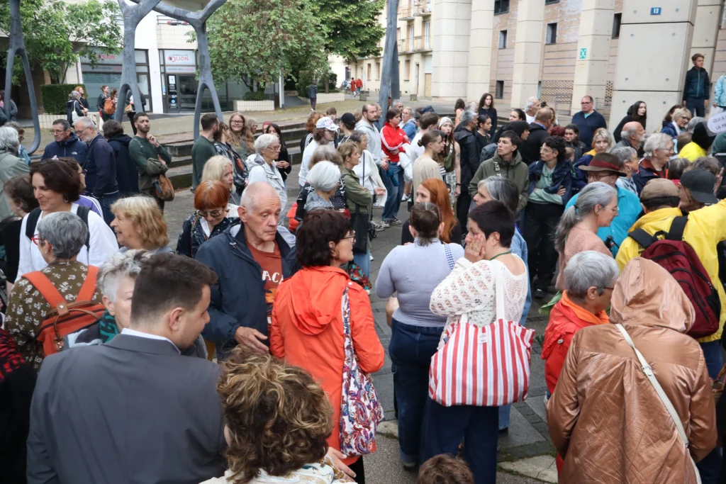 En images : à Dijon, 300 personnes rassemblées en hommage à Lyhanna