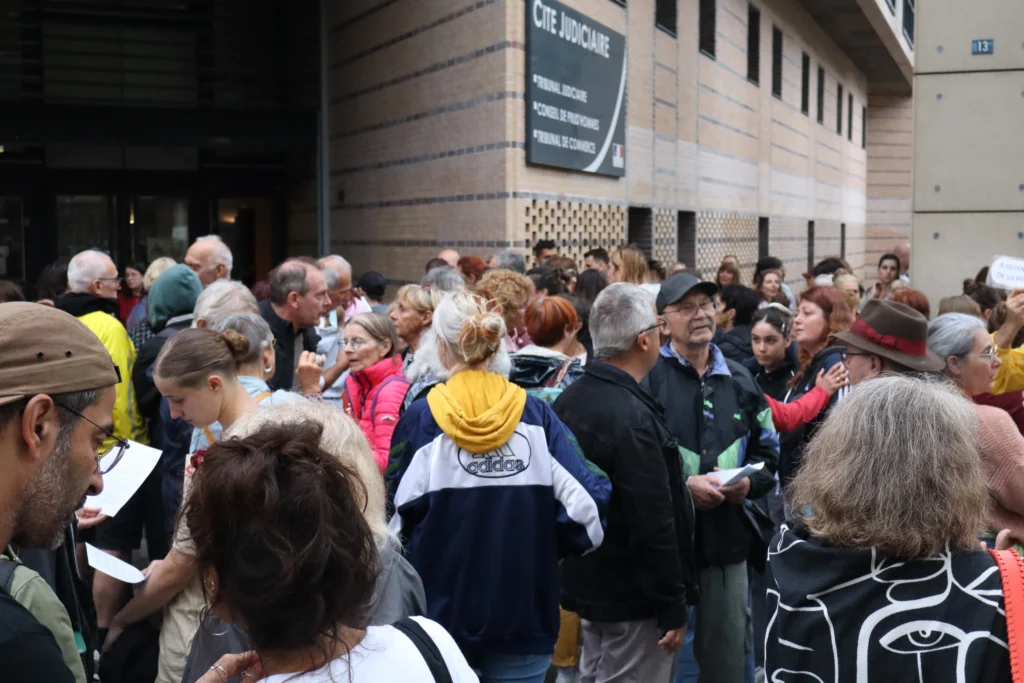 En images : à Dijon, 300 personnes rassemblées en hommage à Lyhanna