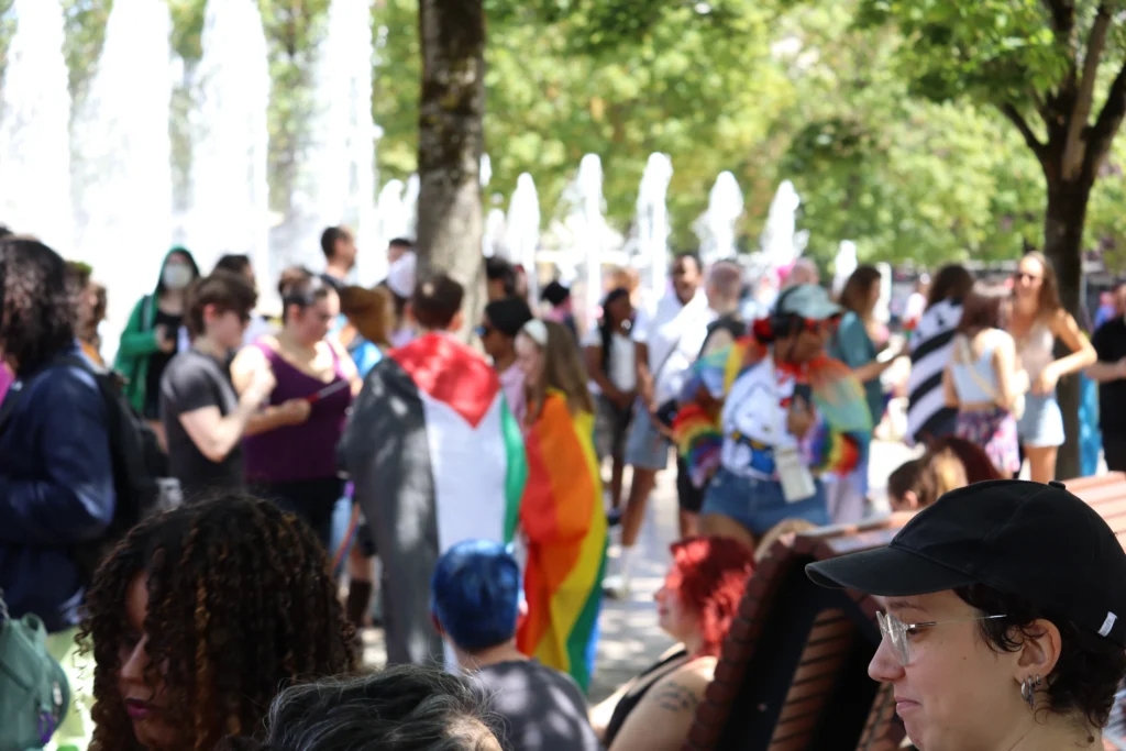 En images : 1 700 personnes dans les rues pour la Marche des Fiertés