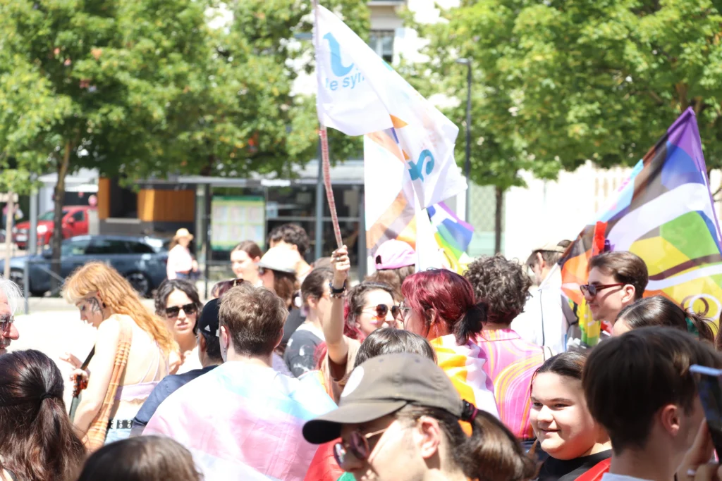 En images : 1 700 personnes dans les rues pour la Marche des Fiertés