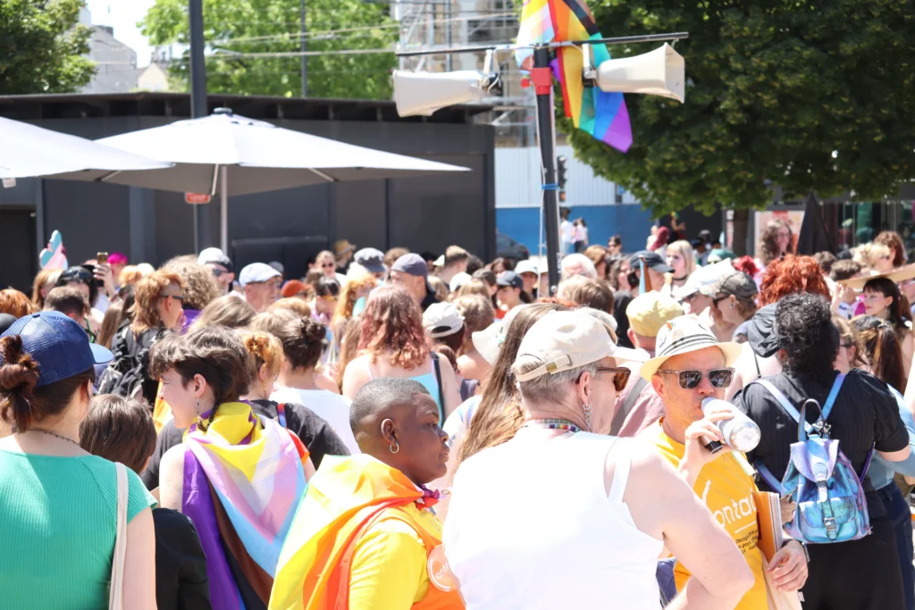 En images : 1 700 personnes dans les rues pour la Marche des Fiertés