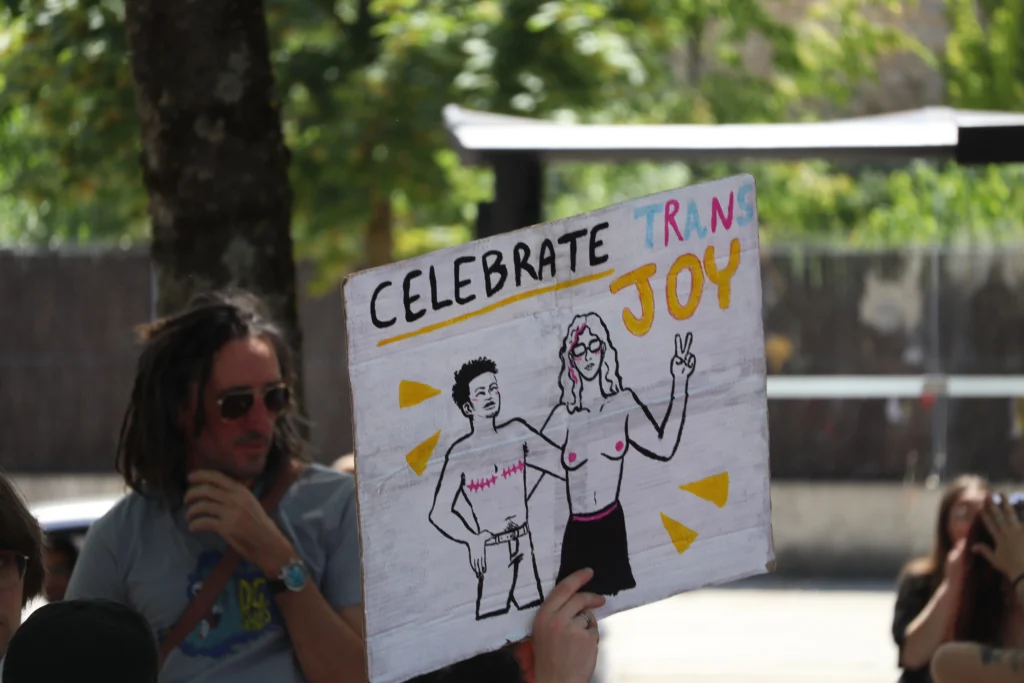 En images : 1 700 personnes dans les rues pour la Marche des Fiertés