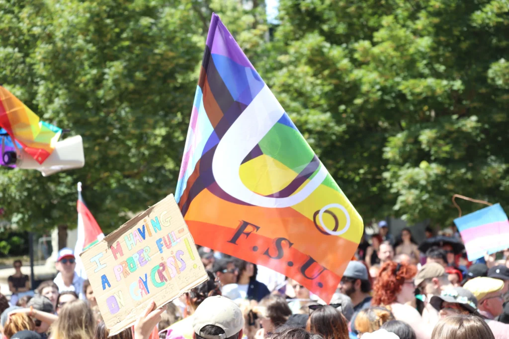 En images : 1 700 personnes dans les rues pour la Marche des Fiertés