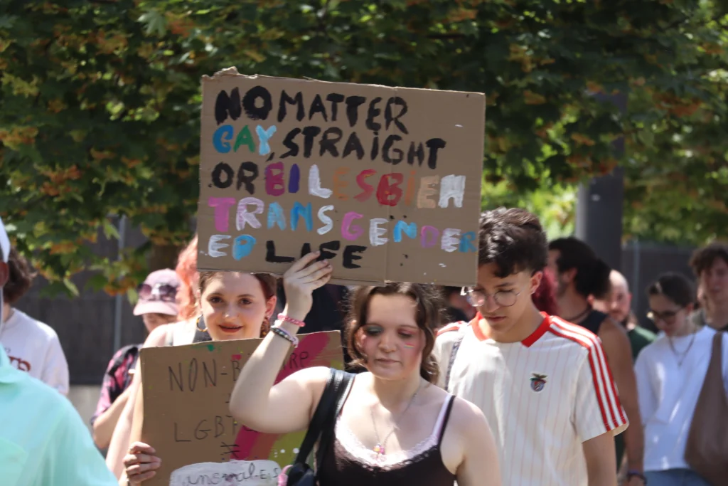 En images : 1 700 personnes dans les rues pour la Marche des Fiertés