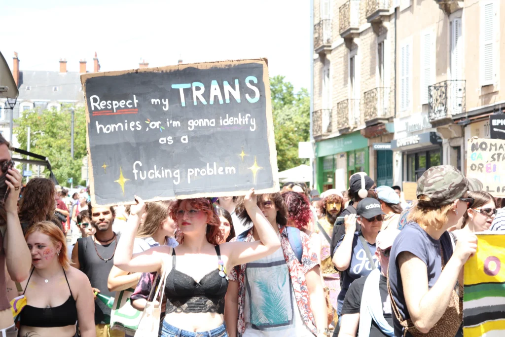 En images : 1 700 personnes dans les rues pour la Marche des Fiertés