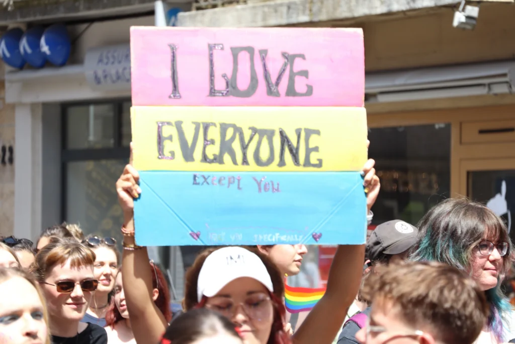 En images : 1 700 personnes dans les rues pour la Marche des Fiertés