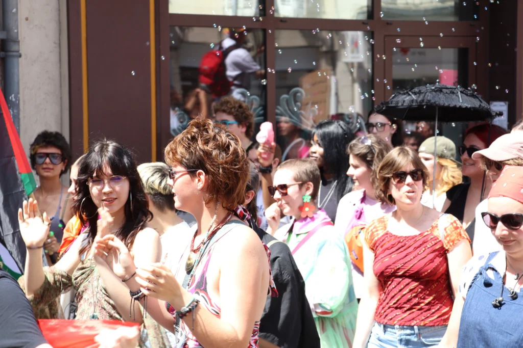 En images : 1 700 personnes dans les rues pour la Marche des Fiertés