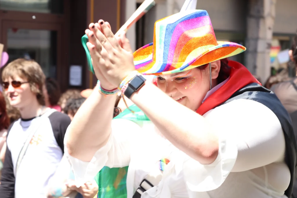 En images : 1 700 personnes dans les rues pour la Marche des Fiertés