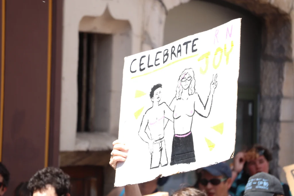 En images : 1 700 personnes dans les rues pour la Marche des Fiertés