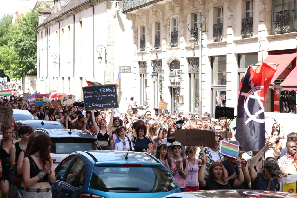 En images : 1 700 personnes dans les rues pour la Marche des Fiertés