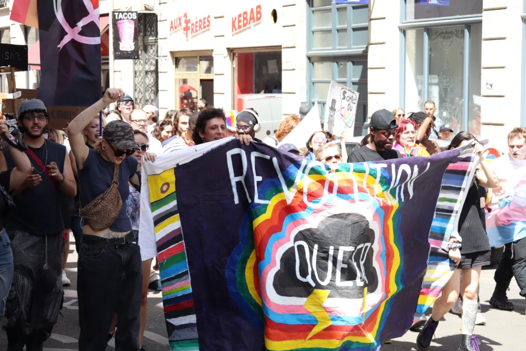 En images : 1 700 personnes dans les rues pour la Marche des Fiertés