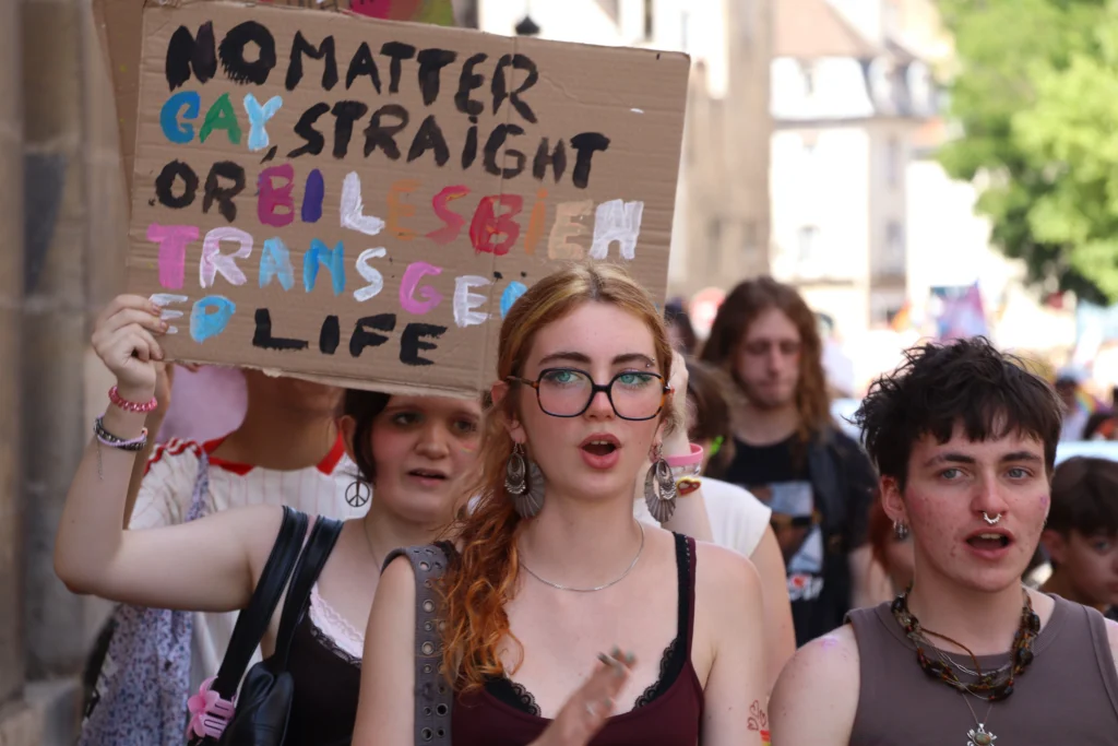 En images : 1 700 personnes dans les rues pour la Marche des Fiertés