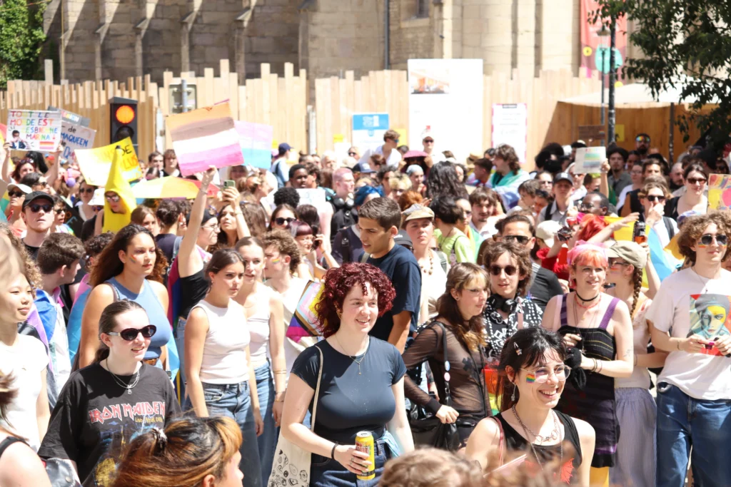 En images : 1 700 personnes dans les rues pour la Marche des Fiertés