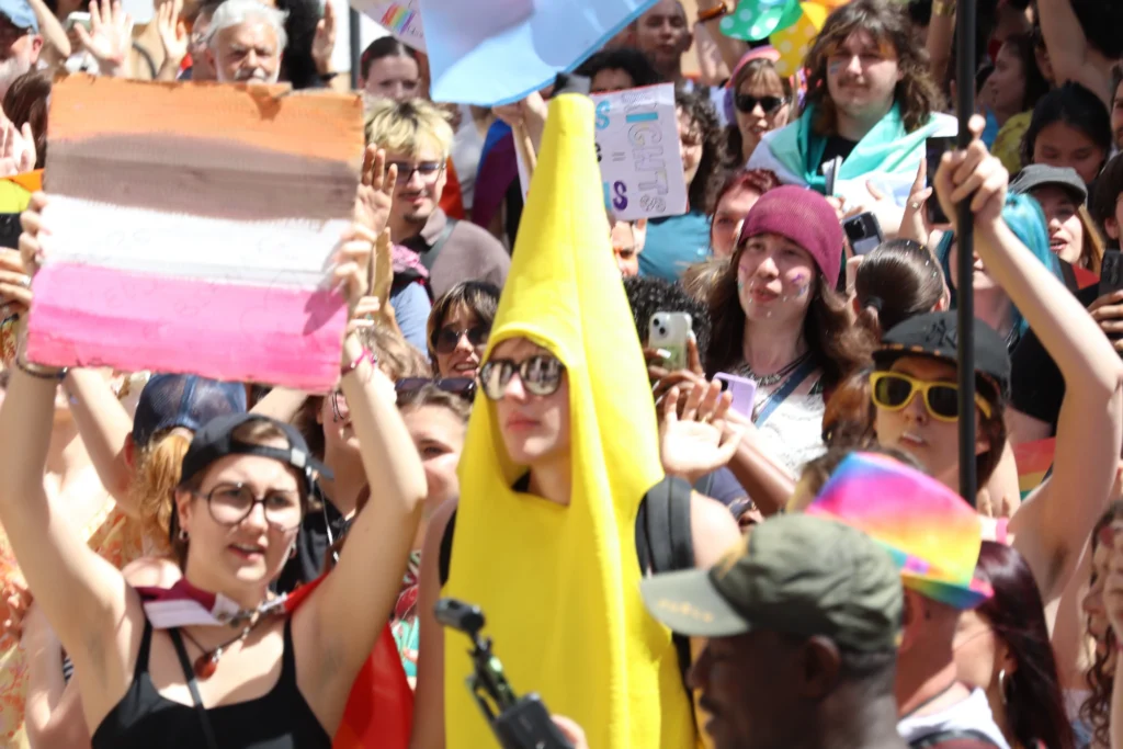 En images : 1 700 personnes dans les rues pour la Marche des Fiertés