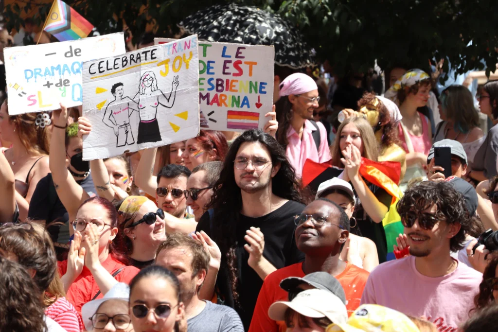 En images : 1 700 personnes dans les rues pour la Marche des Fiertés