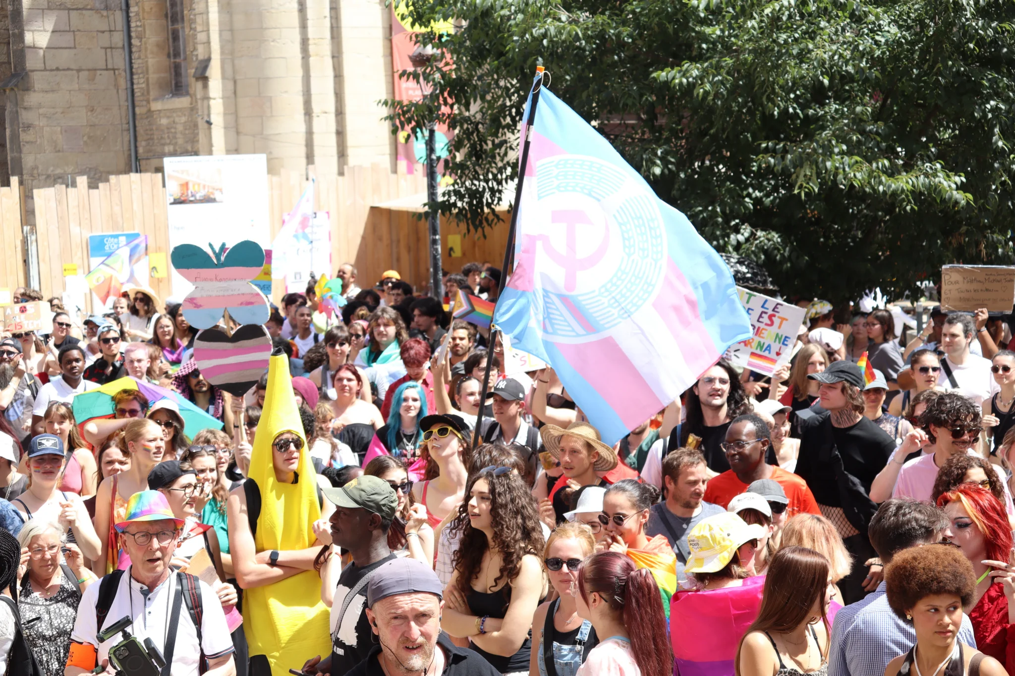 En images : 1 700 personnes dans les rues pour la Marche des Fiertés