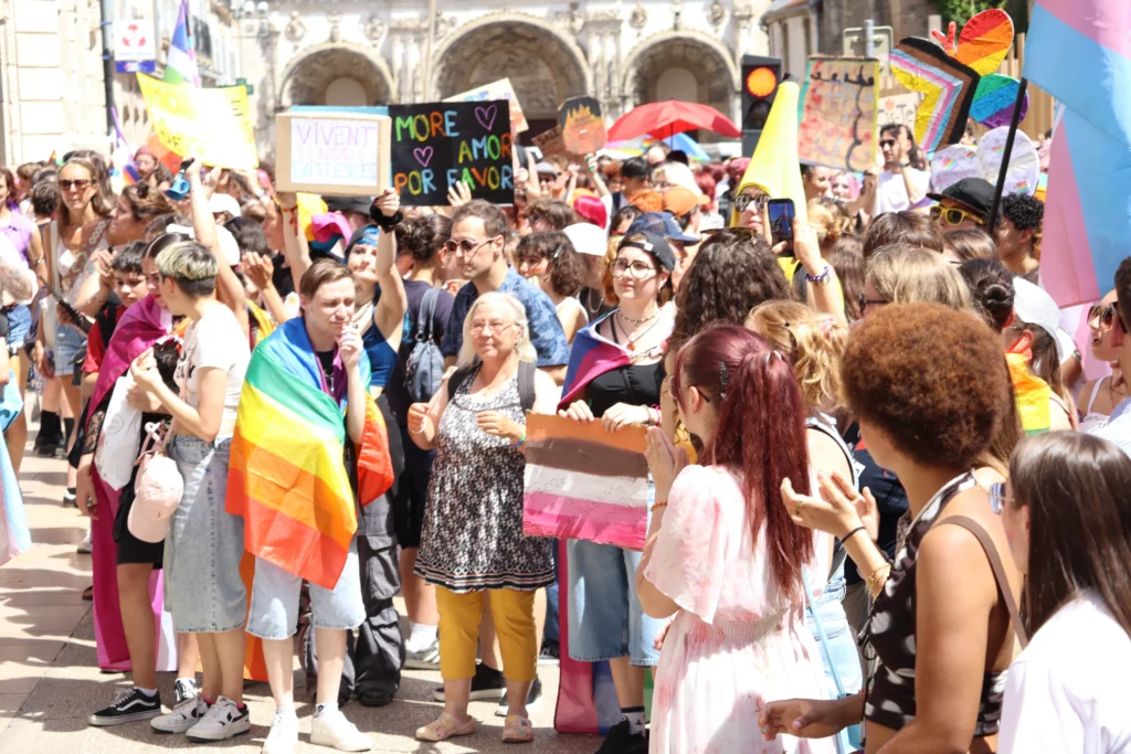 En images : 1 700 personnes dans les rues pour la Marche des Fiertés