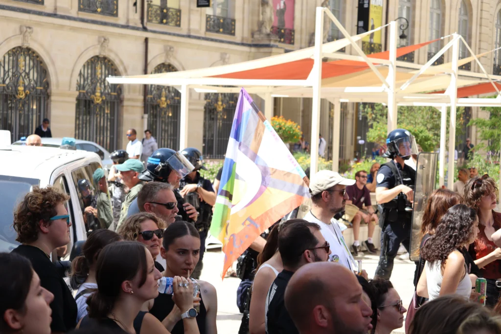En images : 1 700 personnes dans les rues pour la Marche des Fiertés