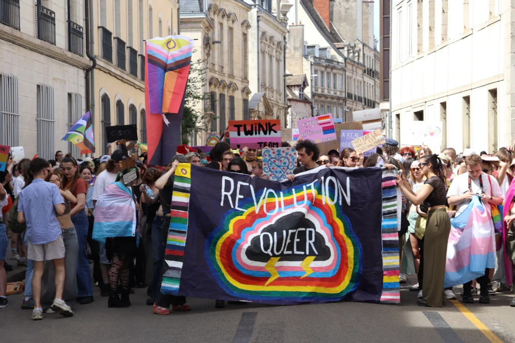 En images : 1 700 personnes dans les rues pour la Marche des Fiertés