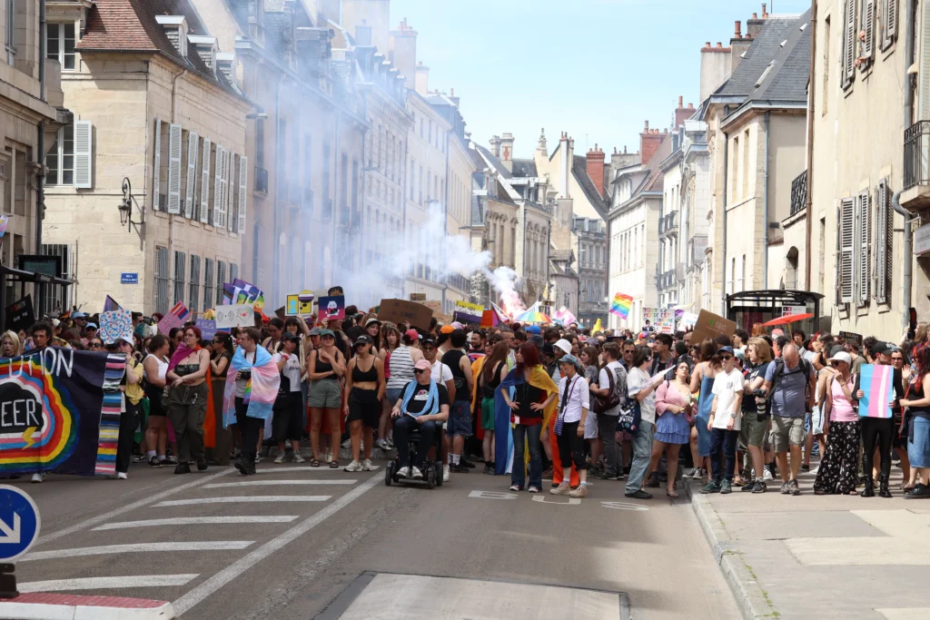 En images : 1 700 personnes dans les rues pour la Marche des Fiertés