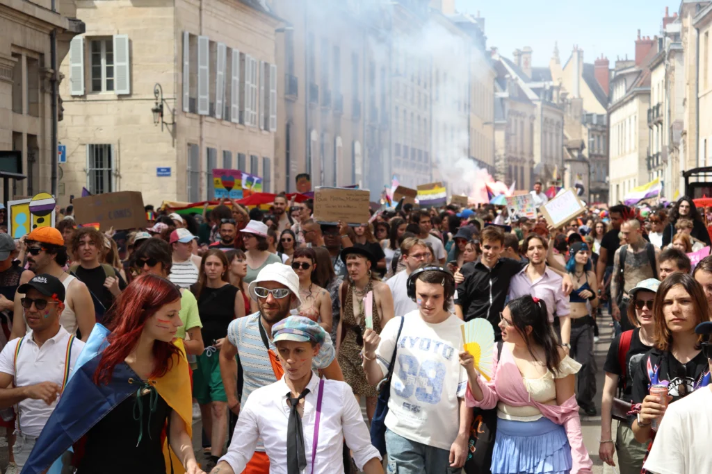 En images : 1 700 personnes dans les rues pour la Marche des Fiertés