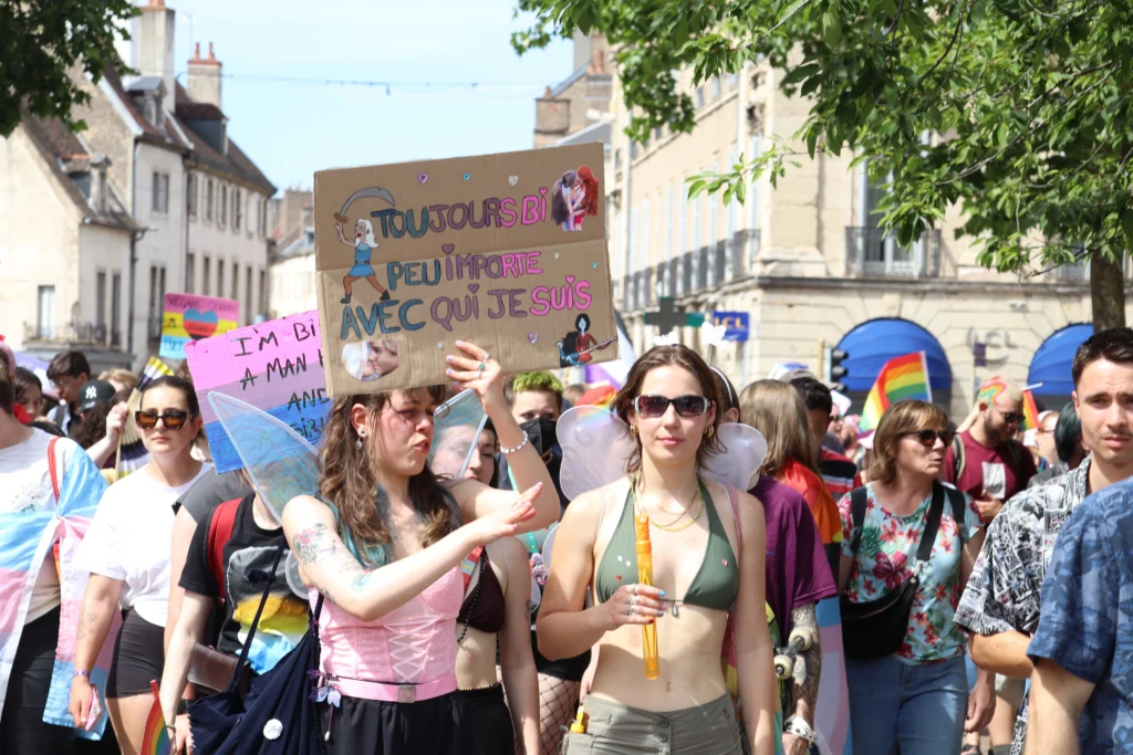 En images : 1 700 personnes dans les rues pour la Marche des Fiertés
