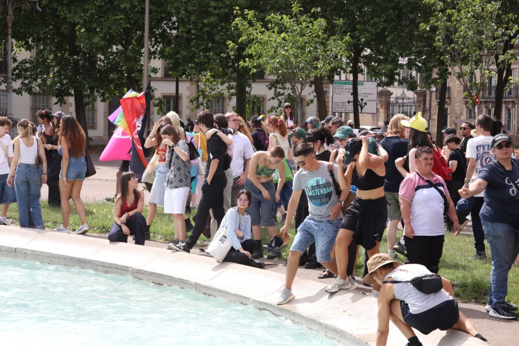 En images : 1 700 personnes dans les rues pour la Marche des Fiertés