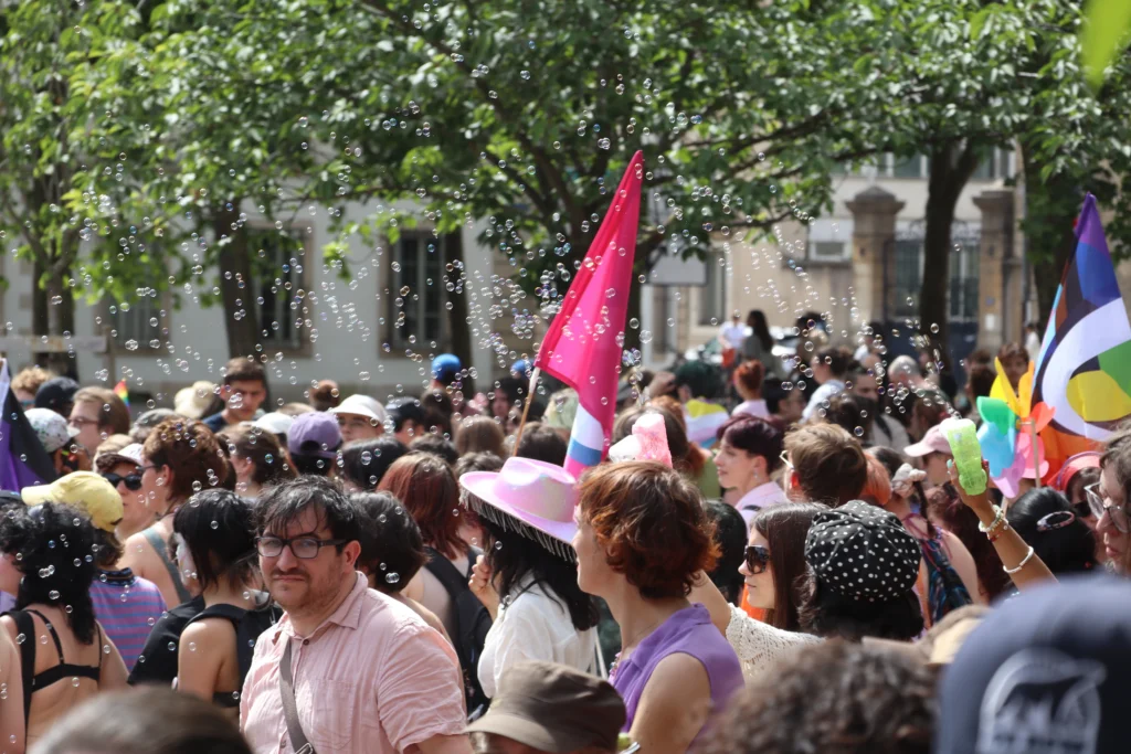 En images : 1 700 personnes dans les rues pour la Marche des Fiertés