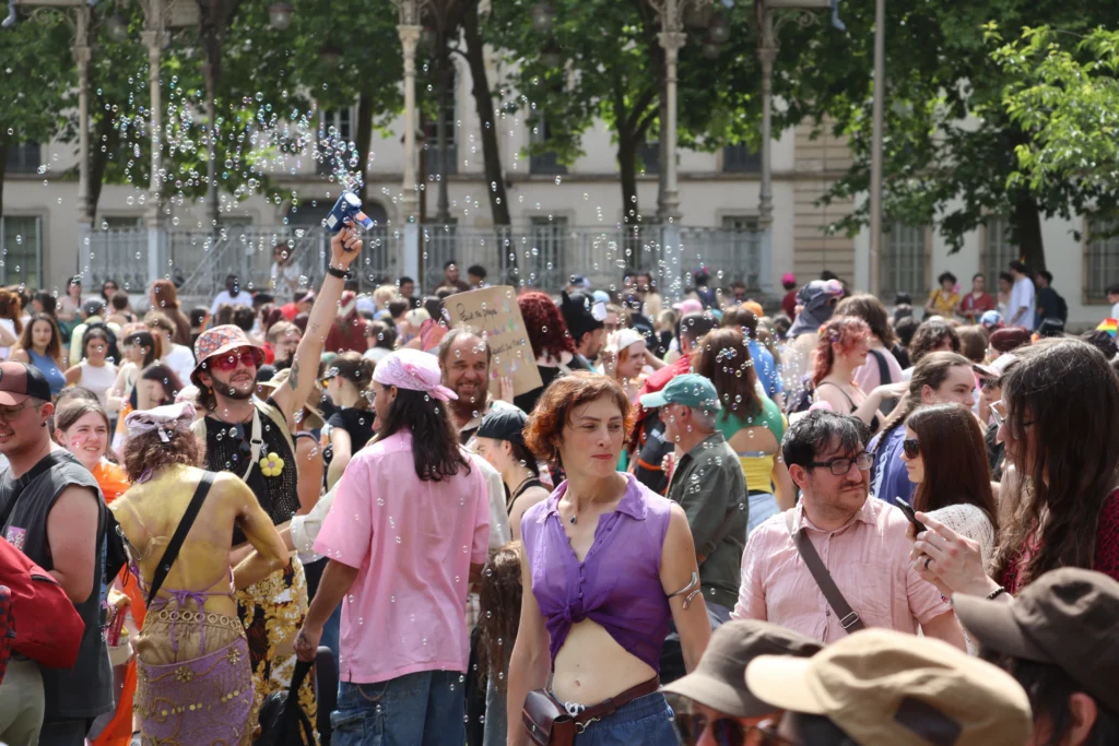 En images : 1 700 personnes dans les rues pour la Marche des Fiertés