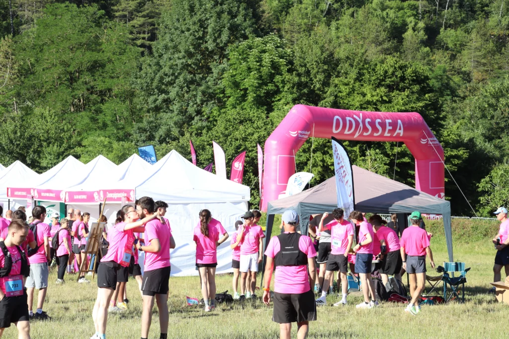 En images. La vague rose d’Odysséa a envahi le lac Kir à Dijon