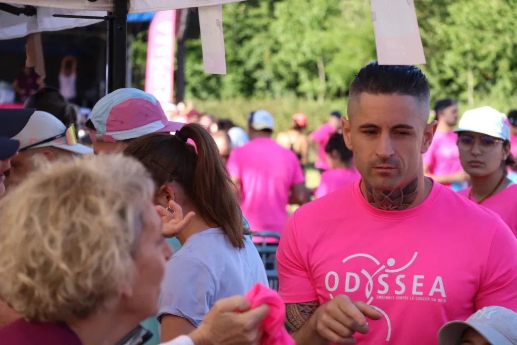 En images. La vague rose d’Odysséa a envahi le lac Kir à Dijon