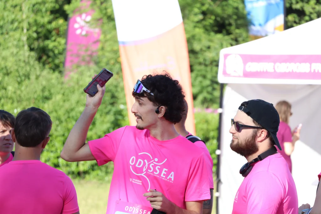 En images. La vague rose d’Odysséa a envahi le lac Kir à Dijon