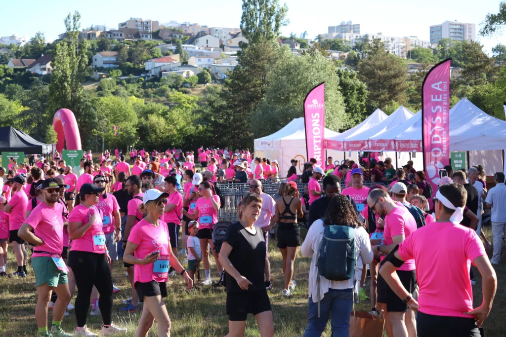 En images. La vague rose d’Odysséa a envahi le lac Kir à Dijon