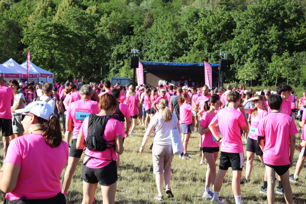 En images. La vague rose d’Odysséa a envahi le lac Kir à Dijon