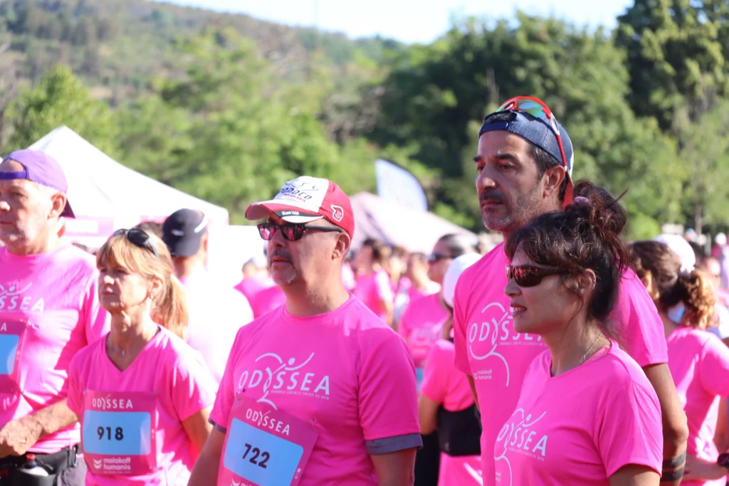 En images. La vague rose d’Odysséa a envahi le lac Kir à Dijon
