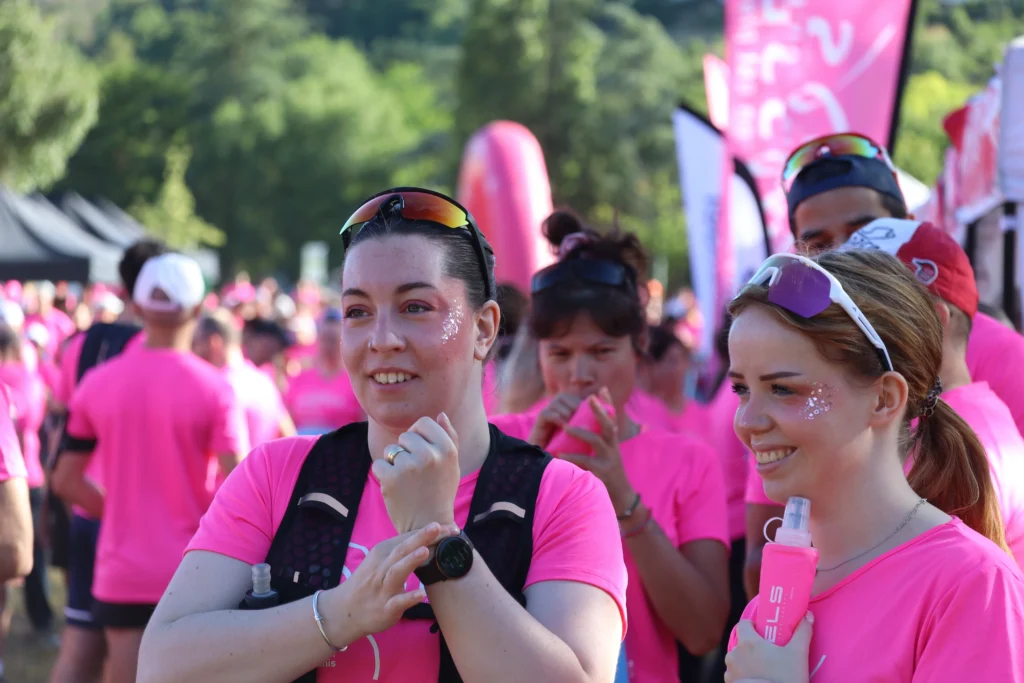En images. La vague rose d’Odysséa a envahi le lac Kir à Dijon