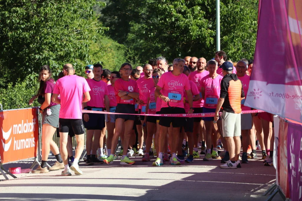 En images. La vague rose d’Odysséa a envahi le lac Kir à Dijon