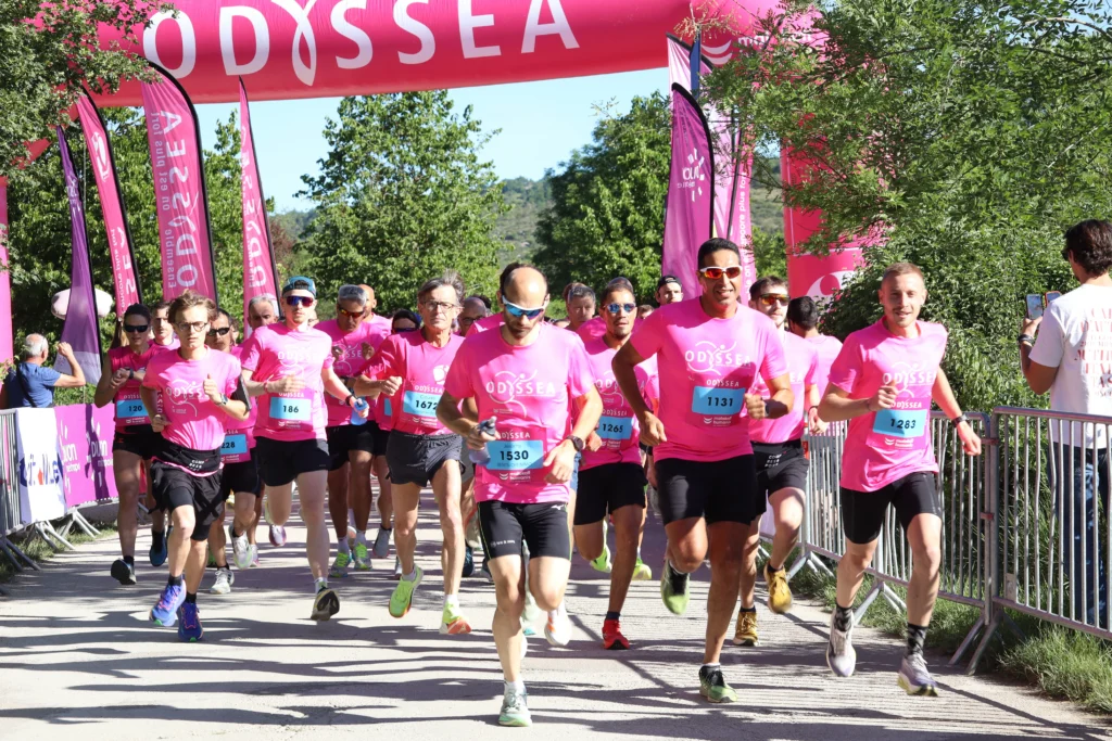 En images. La vague rose d’Odysséa a envahi le lac Kir à Dijon