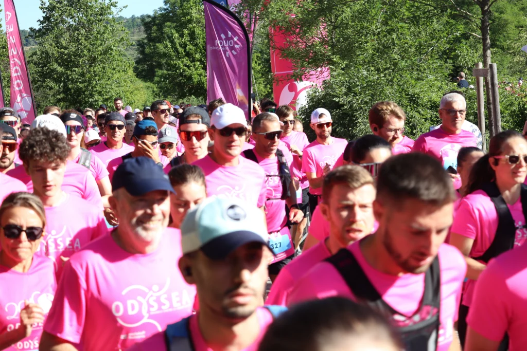En images. La vague rose d’Odysséa a envahi le lac Kir à Dijon