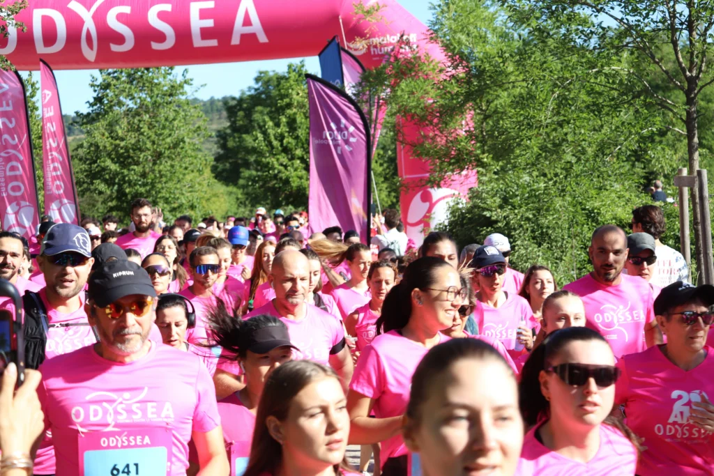 En images. La vague rose d’Odysséa a envahi le lac Kir à Dijon