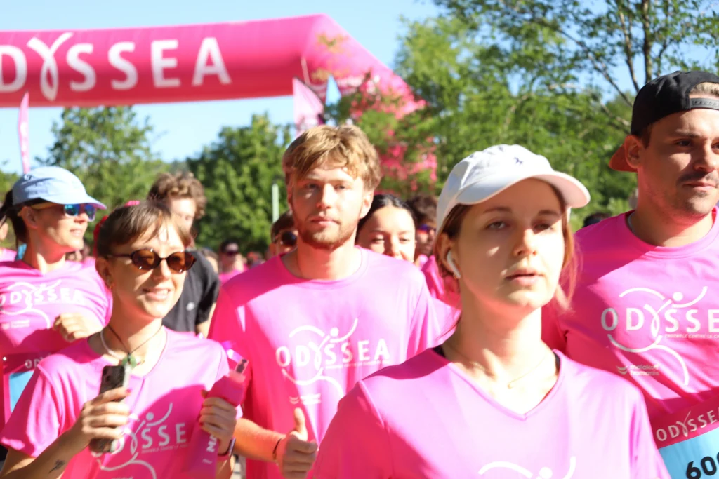 En images. La vague rose d’Odysséa a envahi le lac Kir à Dijon