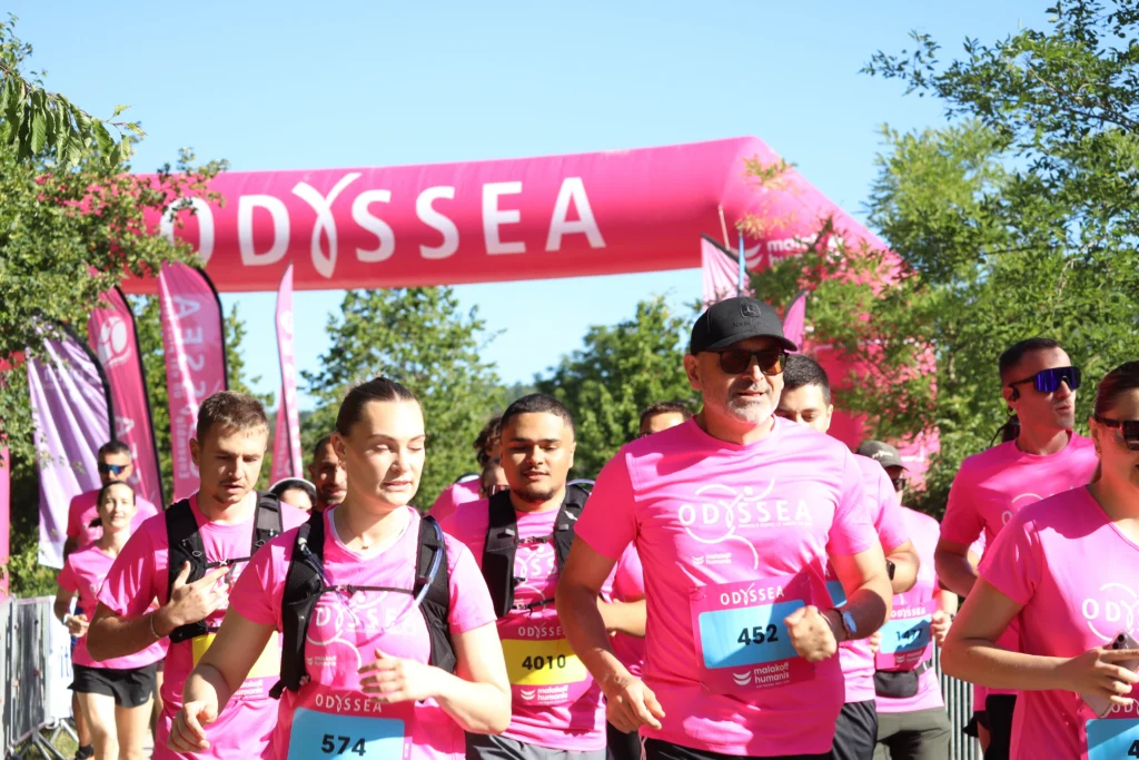 En images. La vague rose d’Odysséa a envahi le lac Kir à Dijon