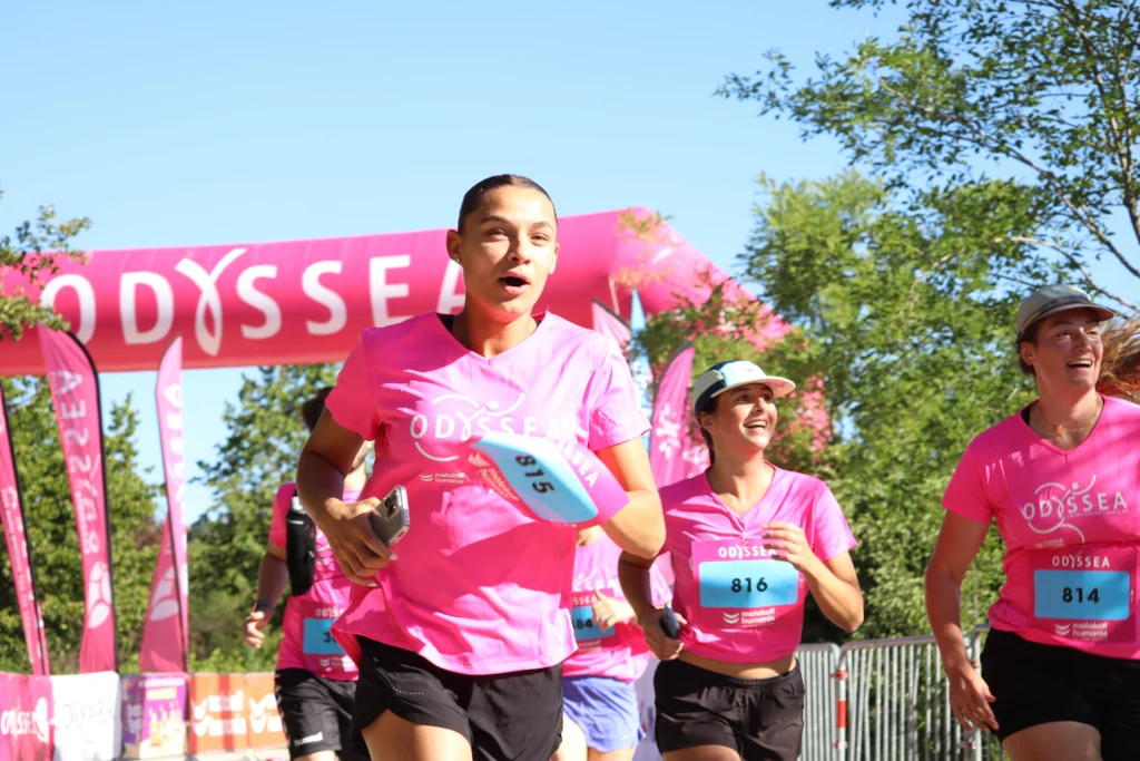 En images. La vague rose d’Odysséa a envahi le lac Kir à Dijon