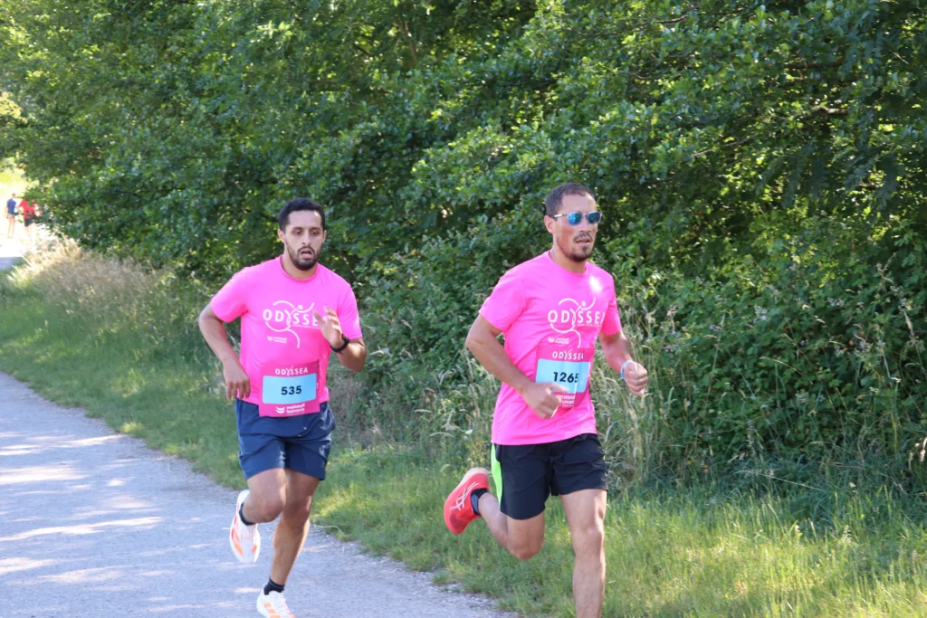 En images. La vague rose d’Odysséa a envahi le lac Kir à Dijon