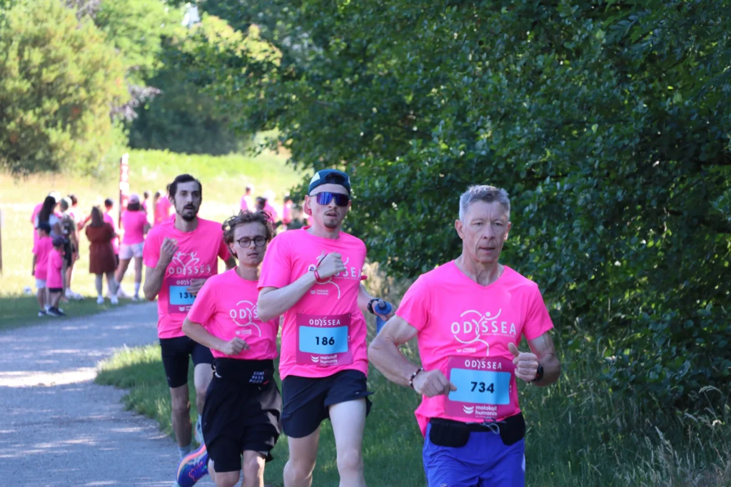 En images. La vague rose d’Odysséa a envahi le lac Kir à Dijon